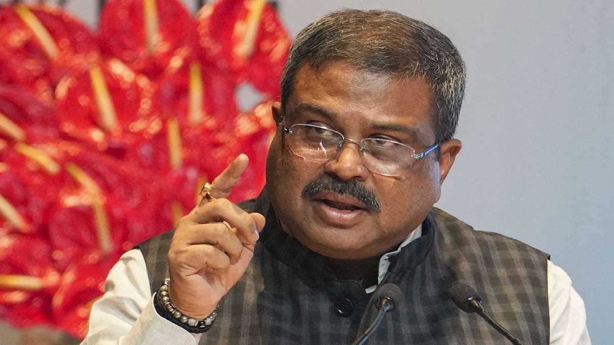 शाही परिवार ने एससी, एसटी और ओबीसी को हमेशा छला, राहुल गांधी के नॉट फाउंड सूटेबल बयान पर बोले धर्मेंद्र प्रधान